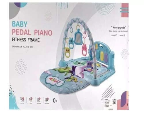 Bébi rugdalódzó zongorával színes állatkákkal