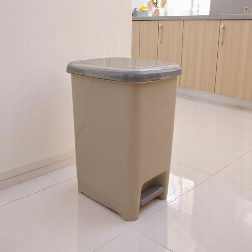 Pedálos slim szemetes bézs színben (25 L-es)