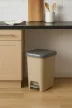 Pedálos slim szemetes bézs színben (25 L-es)