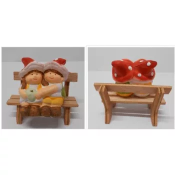 Gyerek figura 9 cm padon ülő