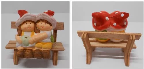 Gyerek figura 9 cm padon ülő