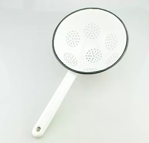 SZŰRŐ FEHÉR ZOMÁNC NYELES 18 CM