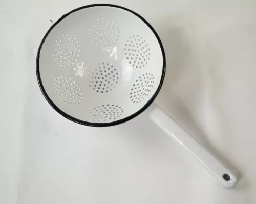 SZŰRŐ FEHÉR ZOMÁNC NYELES 22 CM